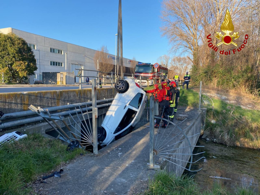 Finisce fuori strada con l'auto vicino alle Risorgive, ferito un uomo a Monfalcone